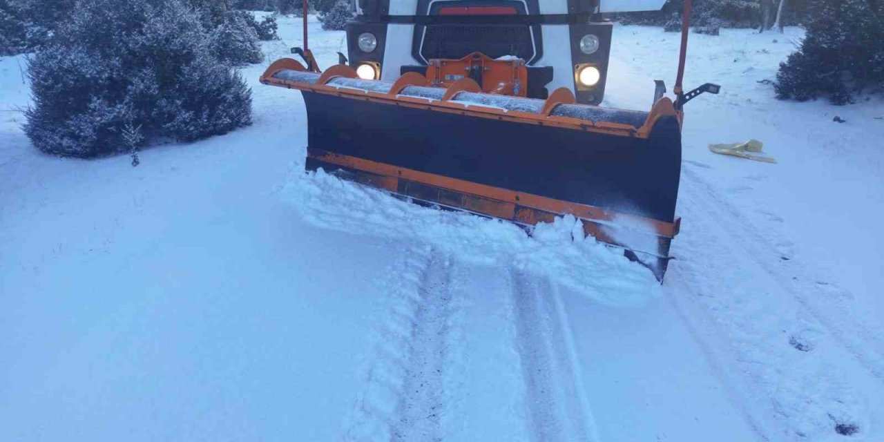Afyonkarahisar’da karla mücadele çalışmaları sürüyor