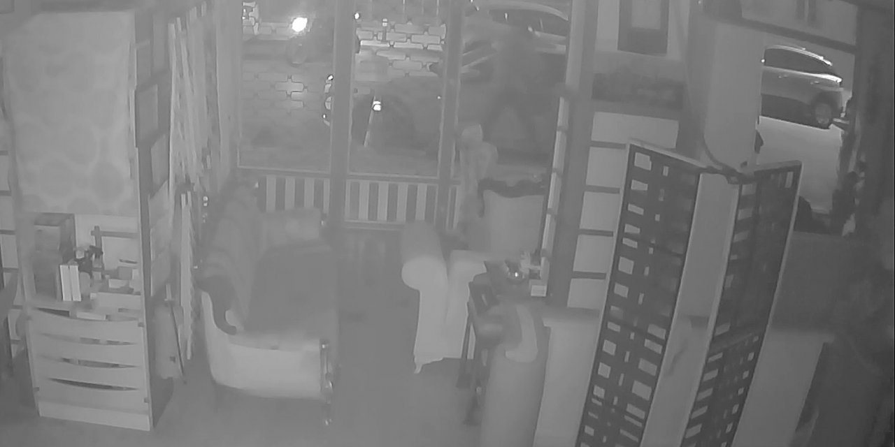 Park halindeki otomobilden konsol hırsızlığı kamerada