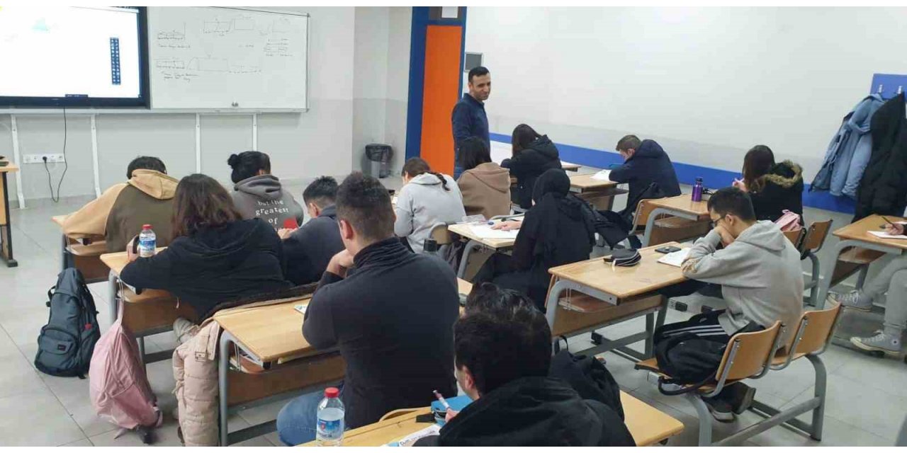 Öğrenciler İngilizce ve matematik bilgilerini bu kurslarda geliştiriyor