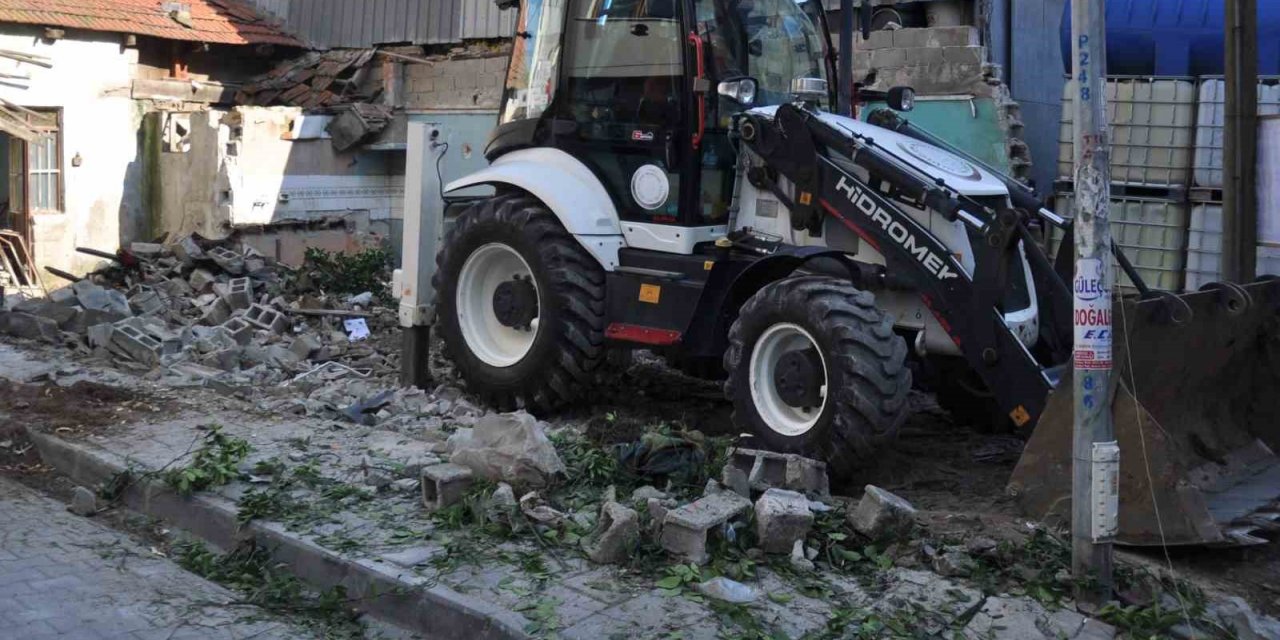 Çine’de tehlike oluşturan binalar yıkılıyor