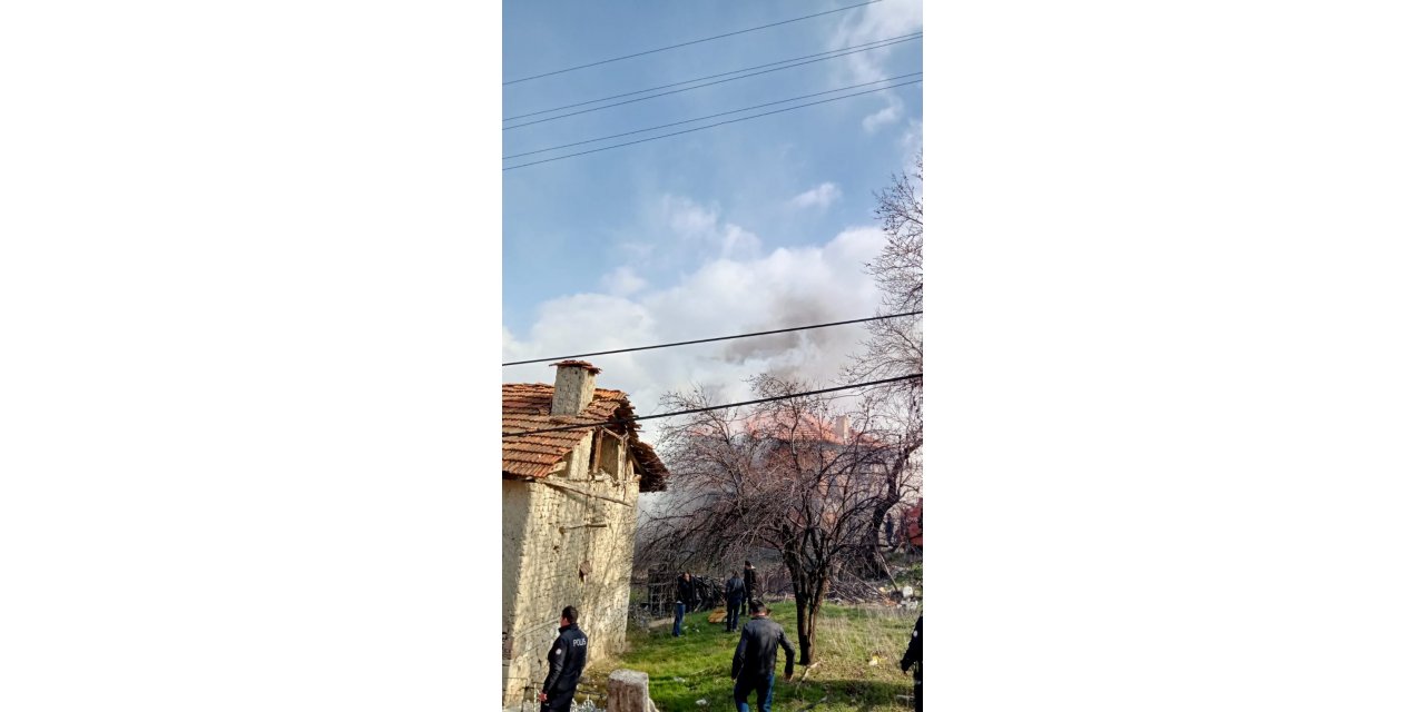 Burdur’da iki katlı müstakil bina alevlere teslim oldu