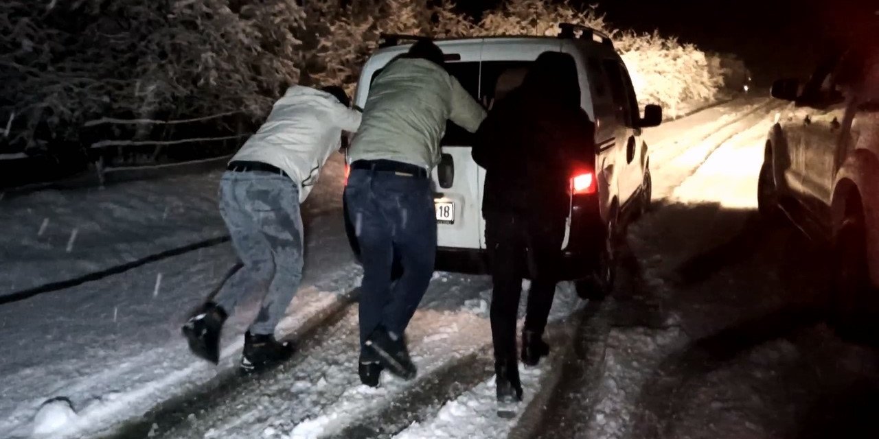 Nebiyan Dağı beyaza büründü, araçlar yollarda kaldı