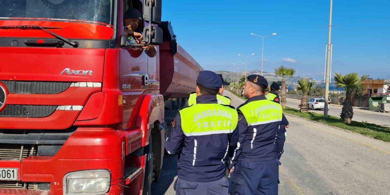 Jandarmadan hafriyat kamyonlarına sıkı denetim