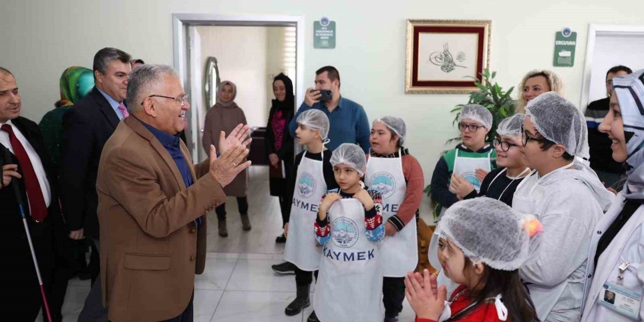 Başkan Büyükkılıç, özel çocuklarla hamburger yaptı
