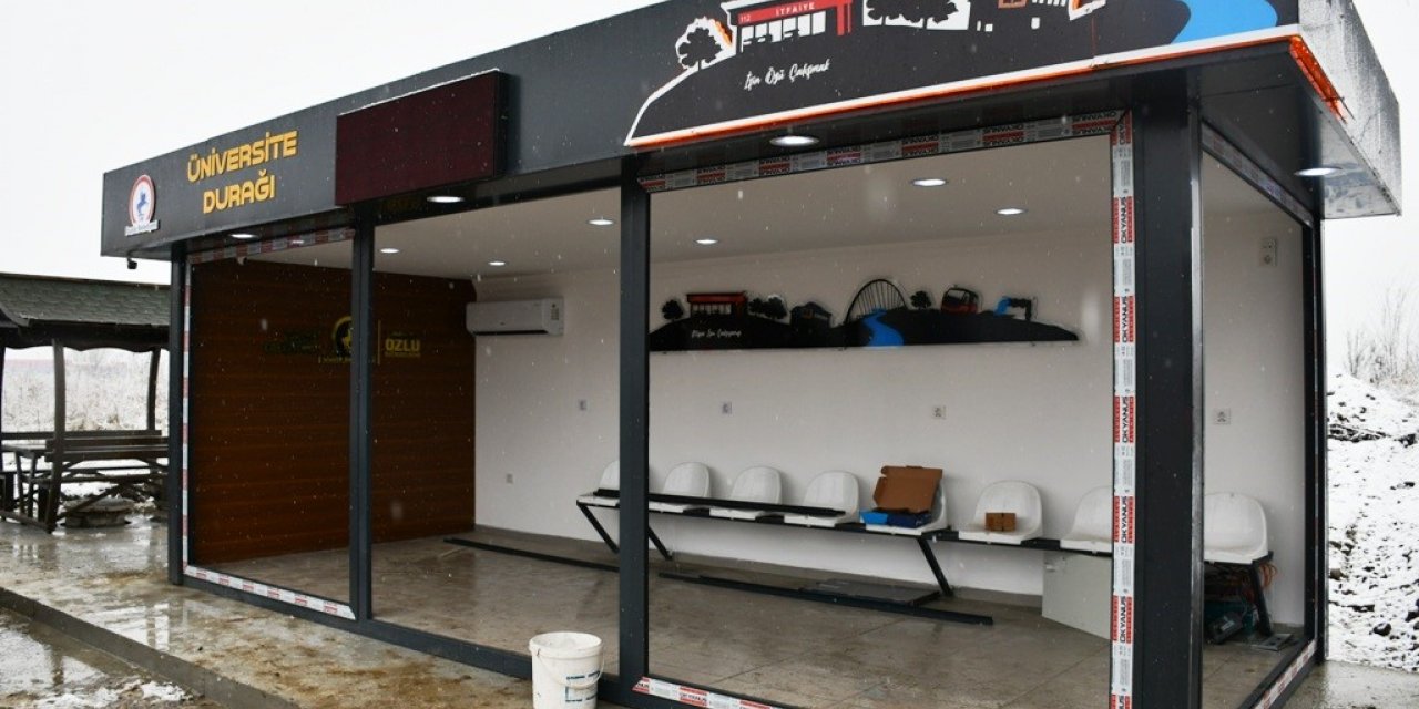 Hurda konteyner modern durak oldu