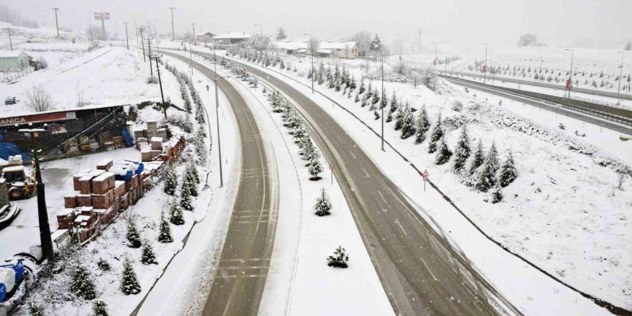 Kavak beyaz gelinliği giydi