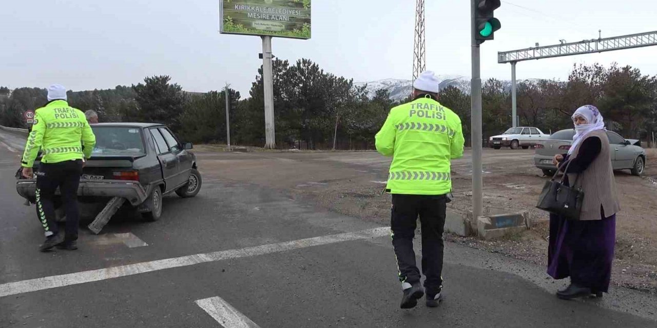 İki otomobil kavşakta çarpıştı: 1 yaralı