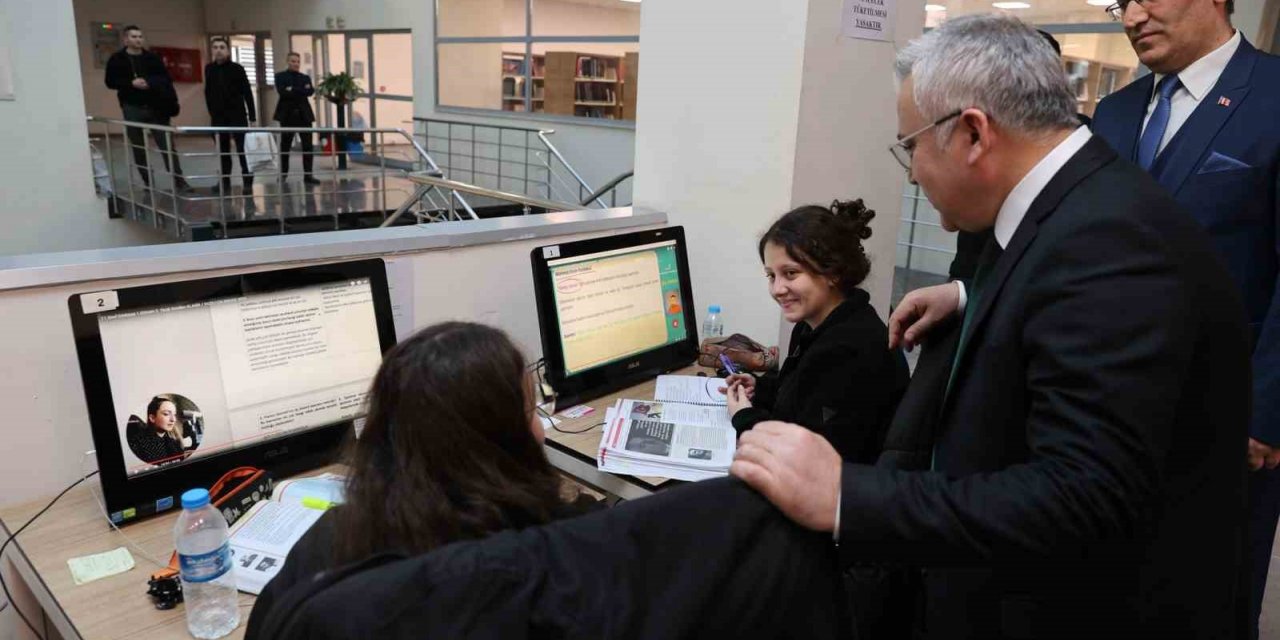 Şems-i Sivasi  Kütüphanesi ziyaretçi akınına uğradı