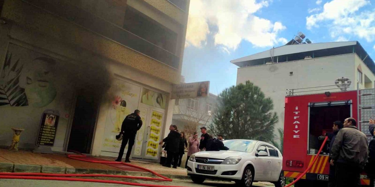 Güzellik merkezinde çıkan yangın panikletti
