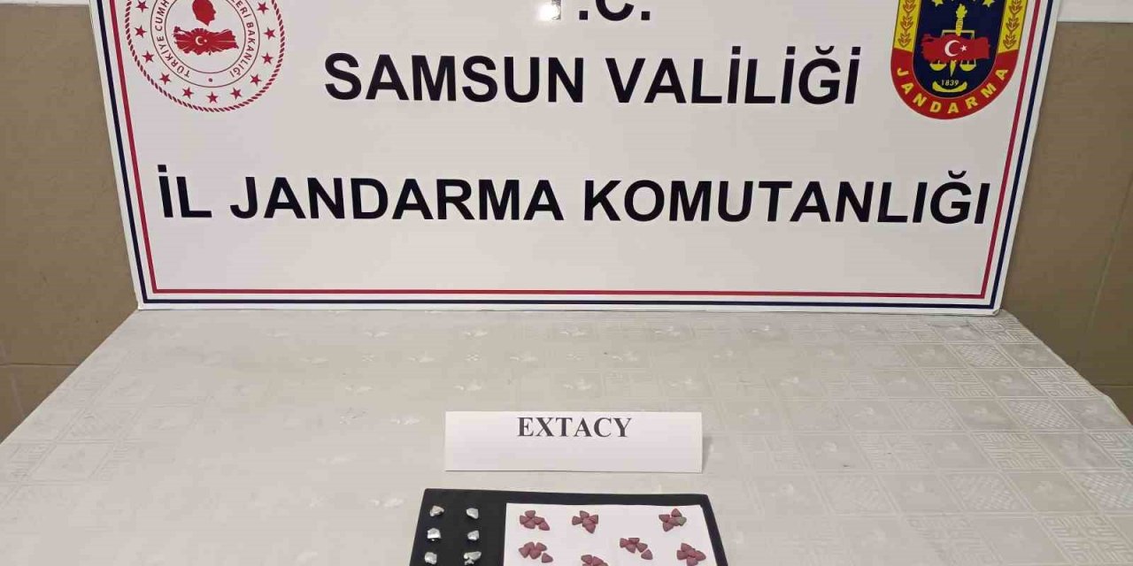 Aracında 8 paket halinde zulalanmış uyuşturucu hapla yakalandı