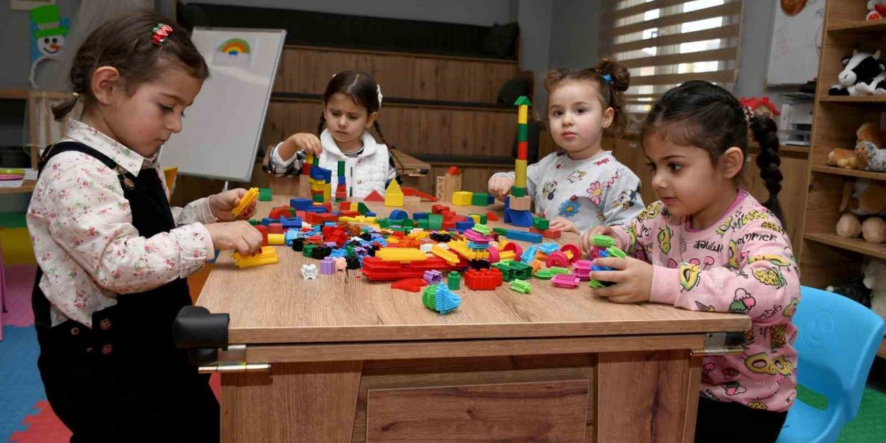 Anne-Baba Çocuk Merkezi minikleri eğitim hayatına hazırlıyor