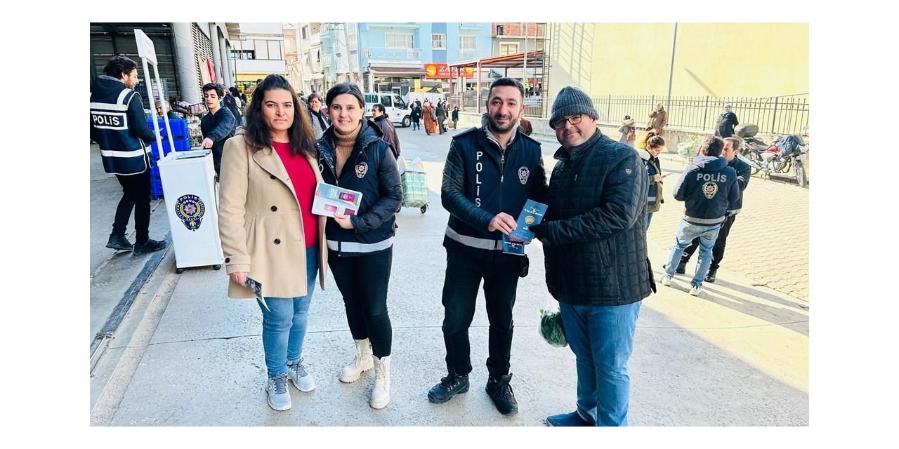 İzmir’de polis ekipleri vatandaşları KADES hakkında bilgilendirdi