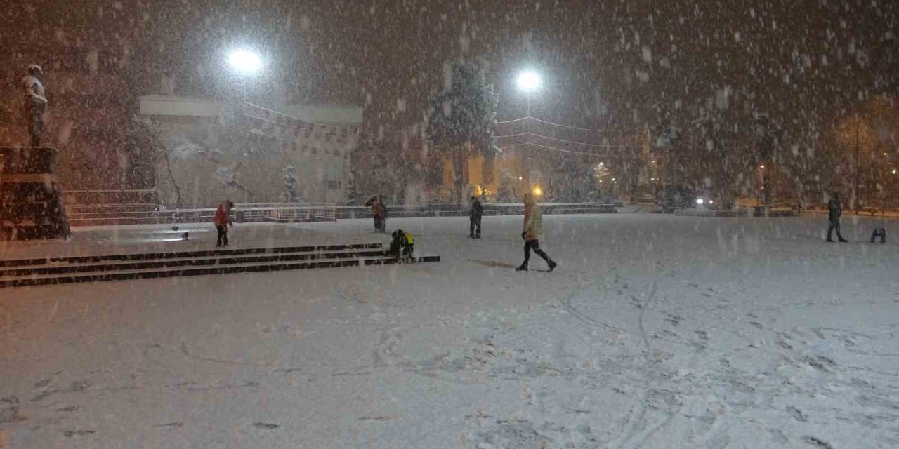 Malatya’ya lapa lapa kar yağdı
