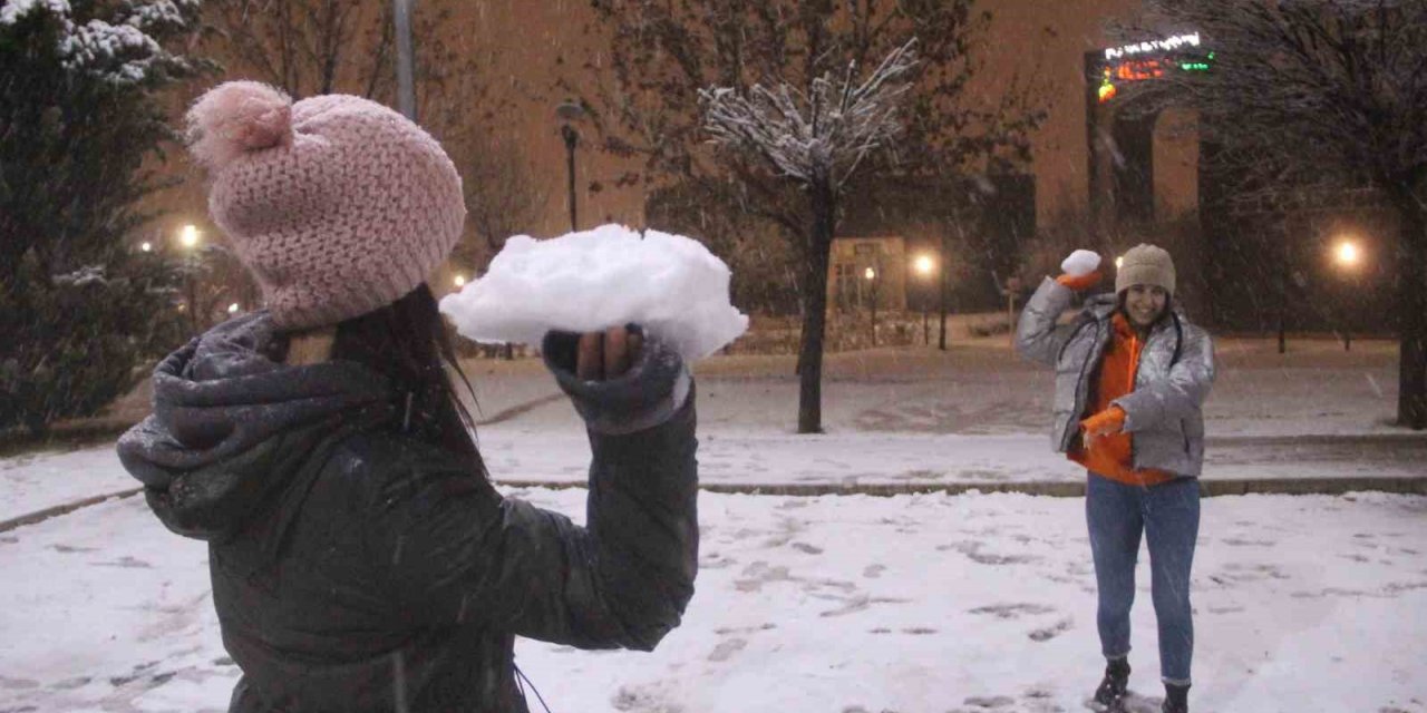 Elazığ’da yoğun kar yağışı etkili oldu, vatandaş doyasıya eğlendi
