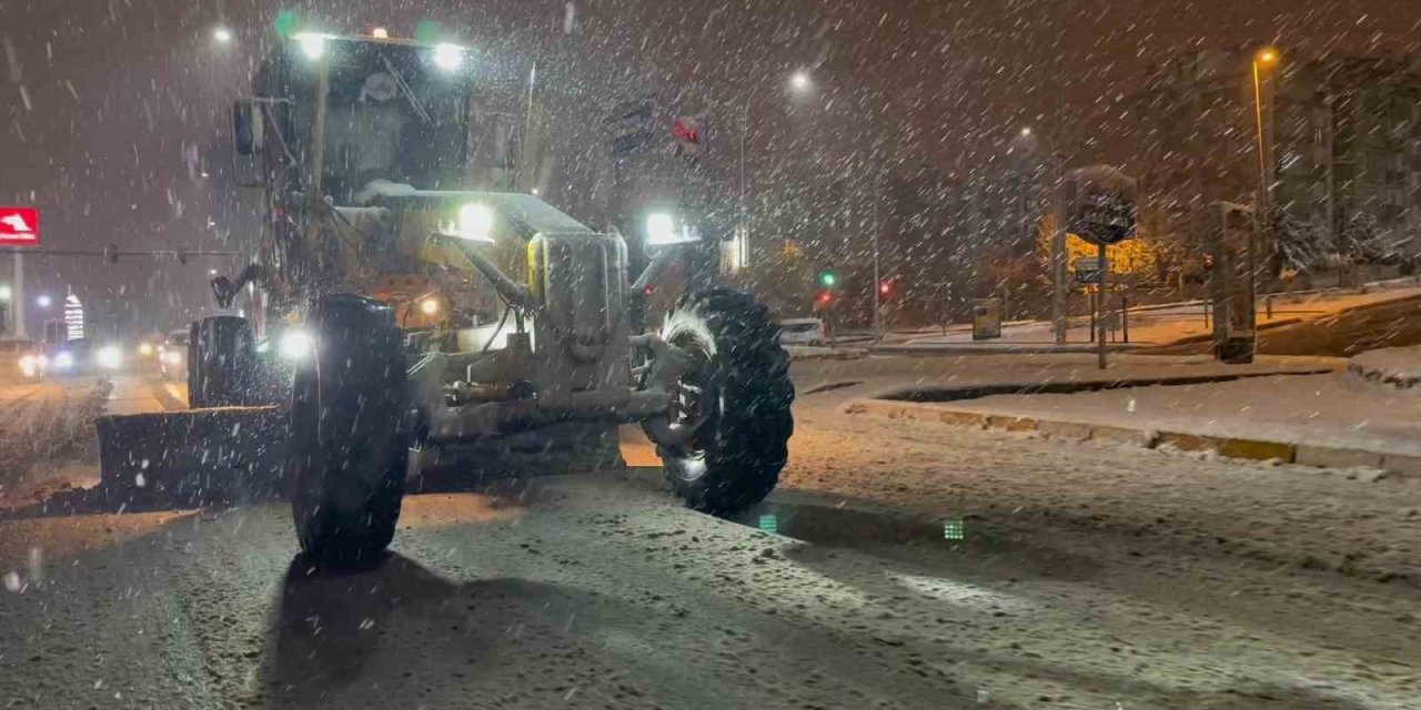 Elazığ’da belediye ekipleri kar mesaisinde