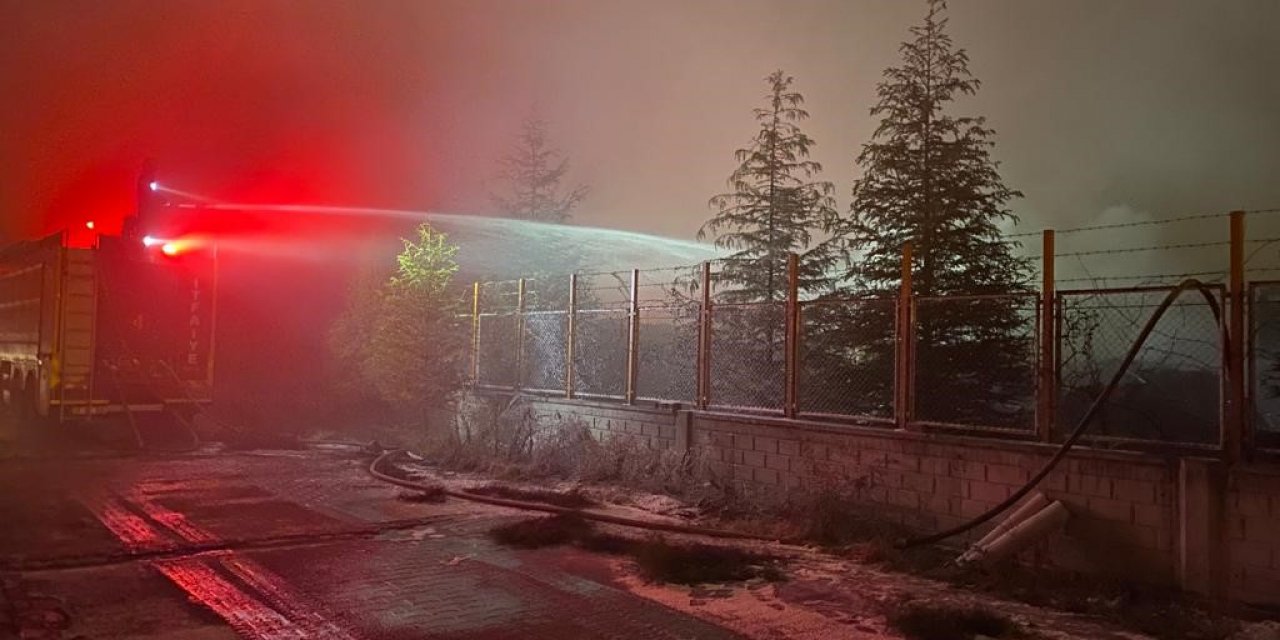 Fabrika bahçesindeki atık kablolar yandı