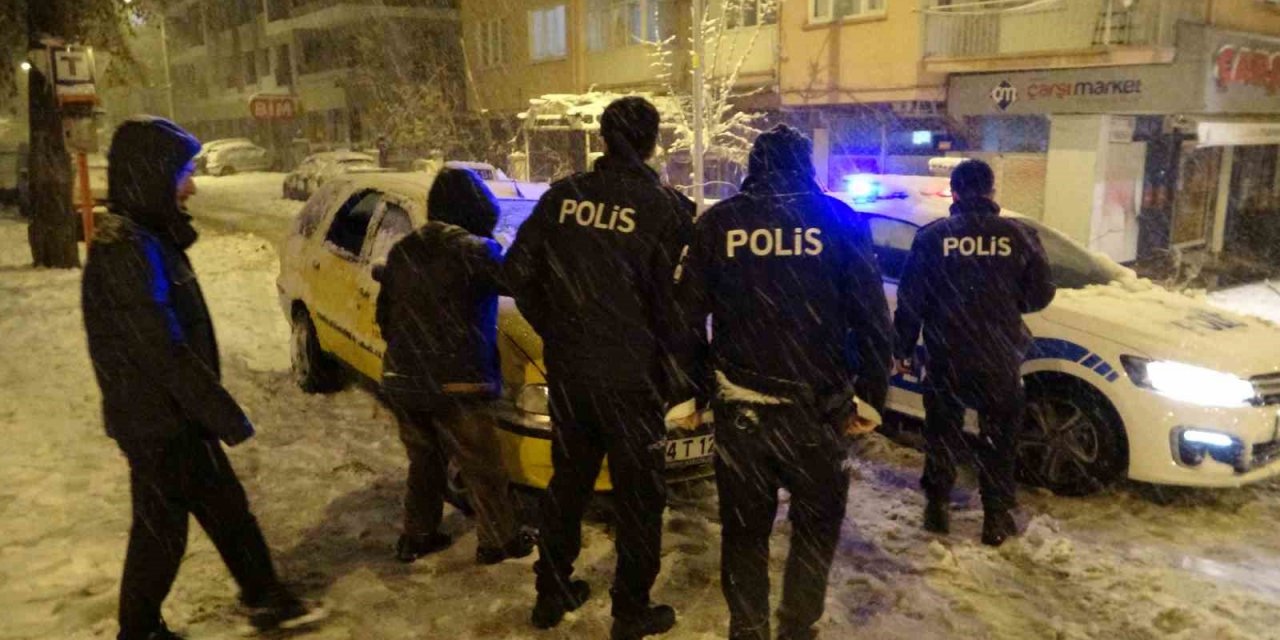 Malatya’da yoğun kar yağışı ağaçları devirdi