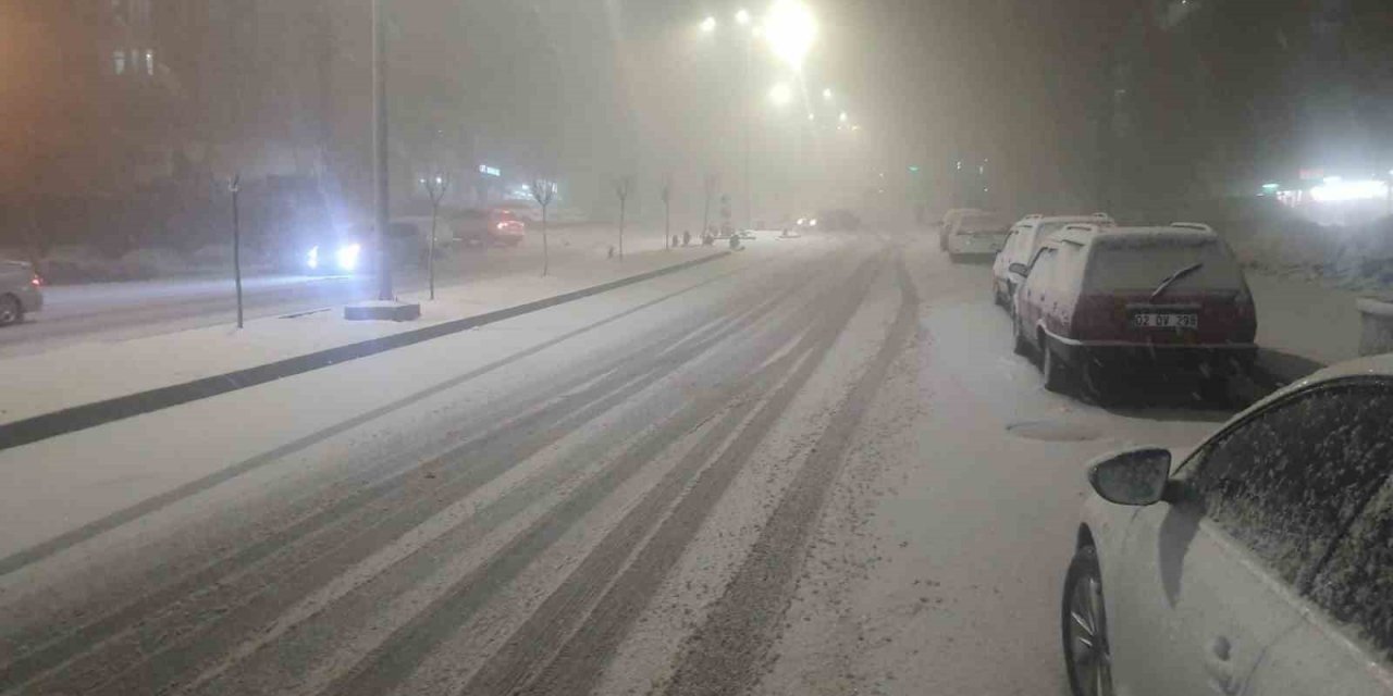 Kar yağışı Adıyaman’da ulaşımı aksattı