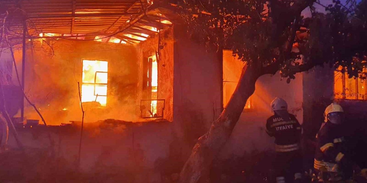 Köyceğiz’de ahşap ev tamamen yandı