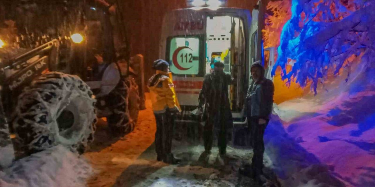 Ünye’de karla kaplı yolda ekipler, hasta kadın için seferber oldu