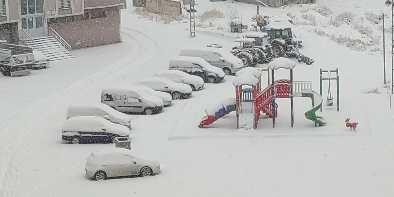 Aşkale’de kar yağışı etkili oluyor