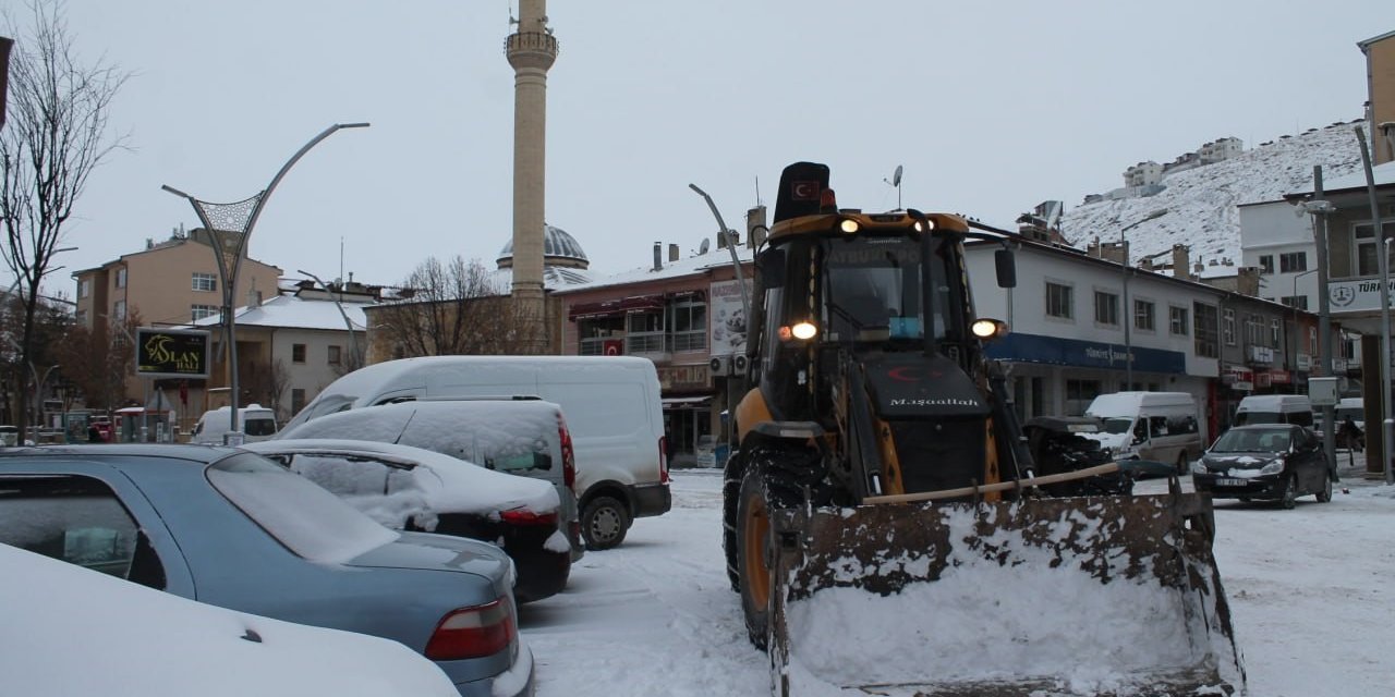 Bayburt’ta beklenen kar dondurucu soğukla birlikte geri geldi