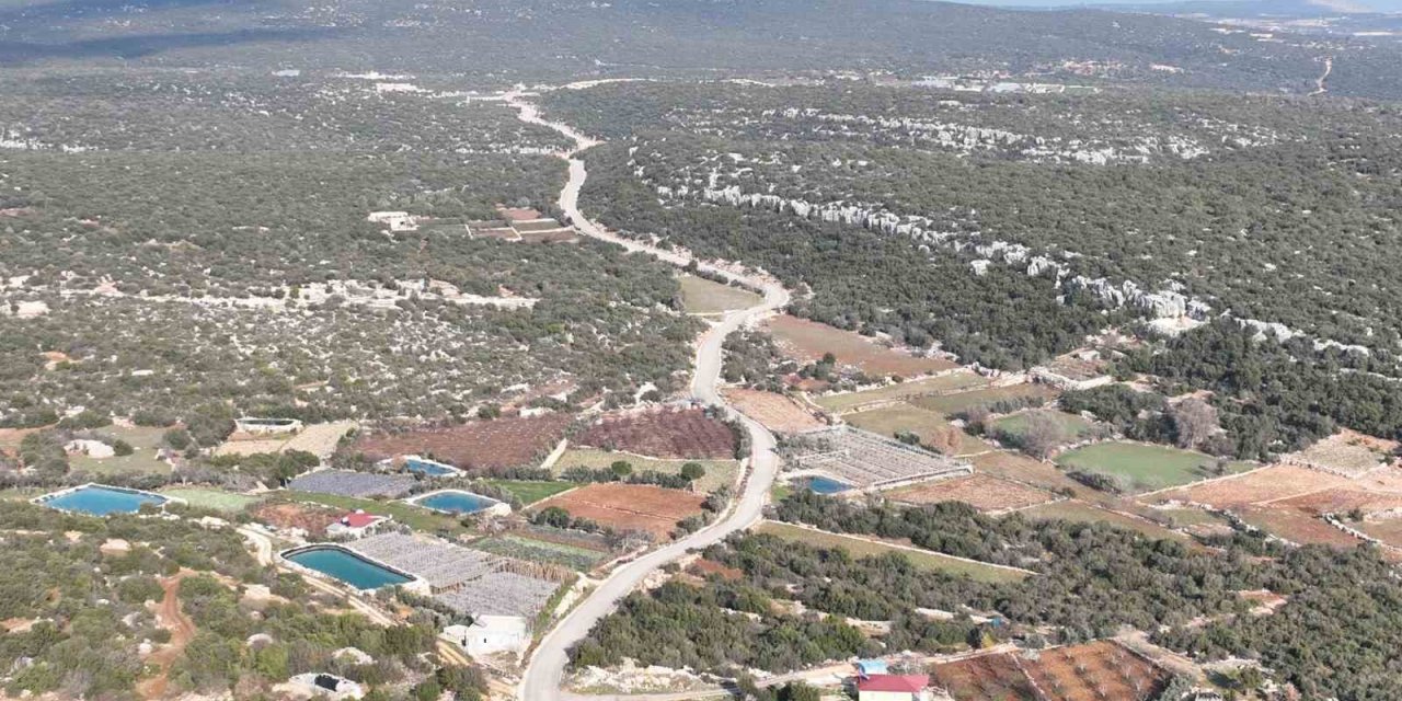 Silifke kırsalında 8 kilometrelik yol yenilendi