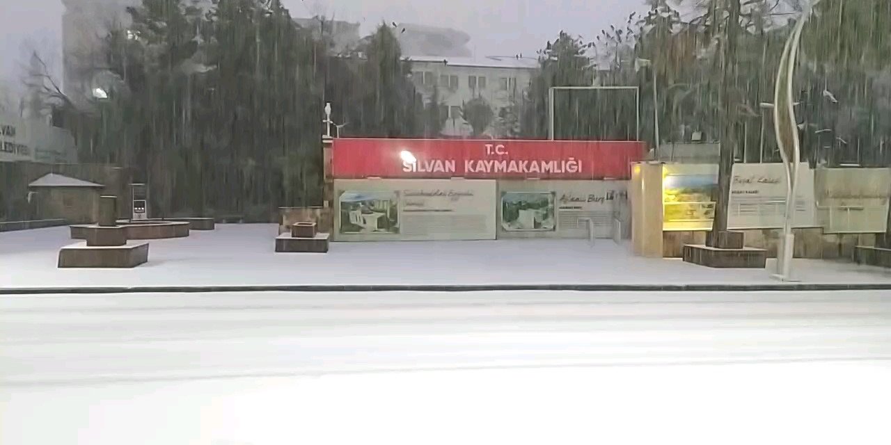 Diyarbakır ilçeleri beyaz örtüyle kaplandı