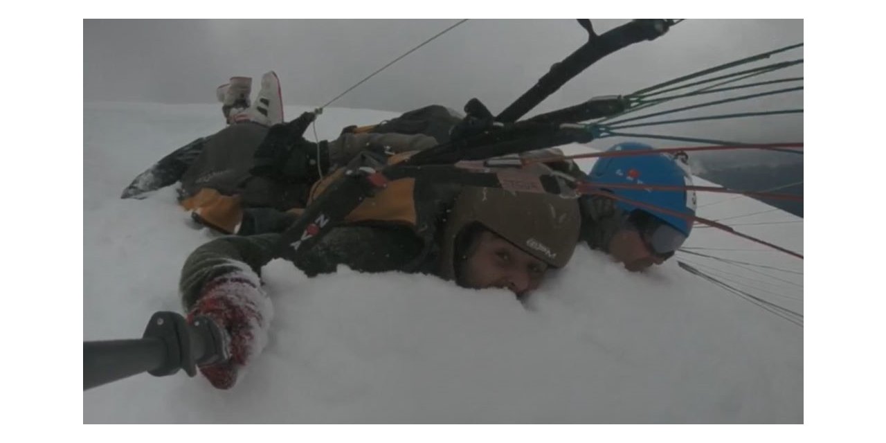 Artvin’de kar üzerinde yamaç paraşütü nefes kesti