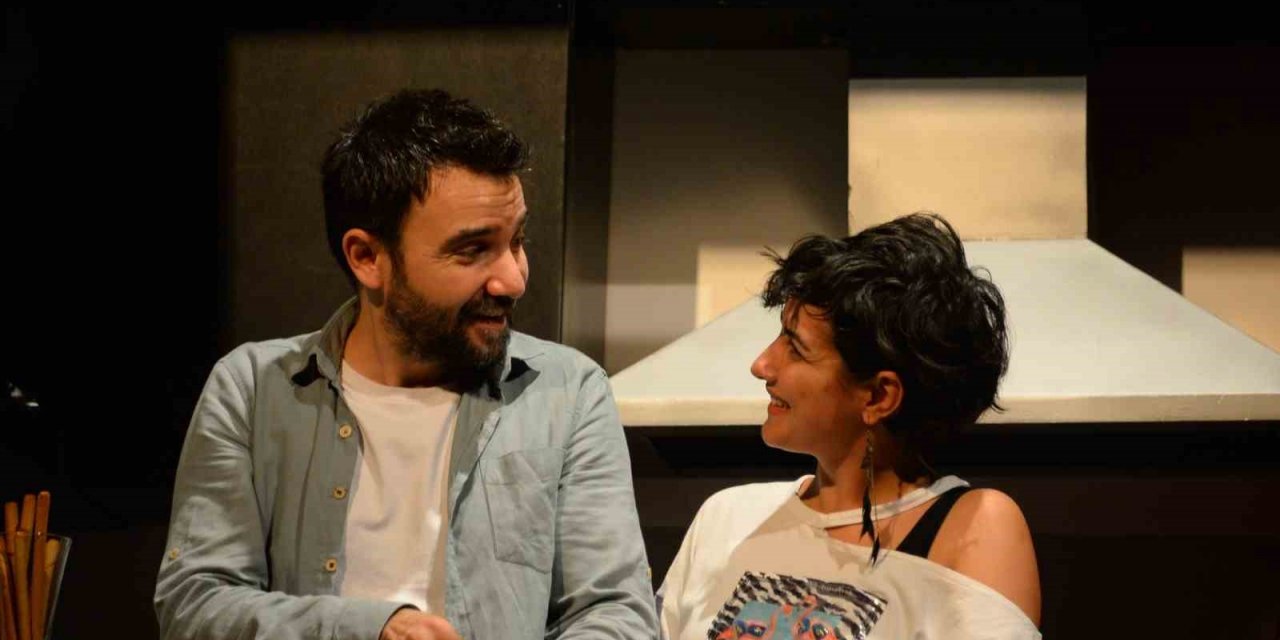 Bozüyük Belediye Tiyatrosu’nun “Ayrılık” adlı oyunu güldürmeye devam ediyor