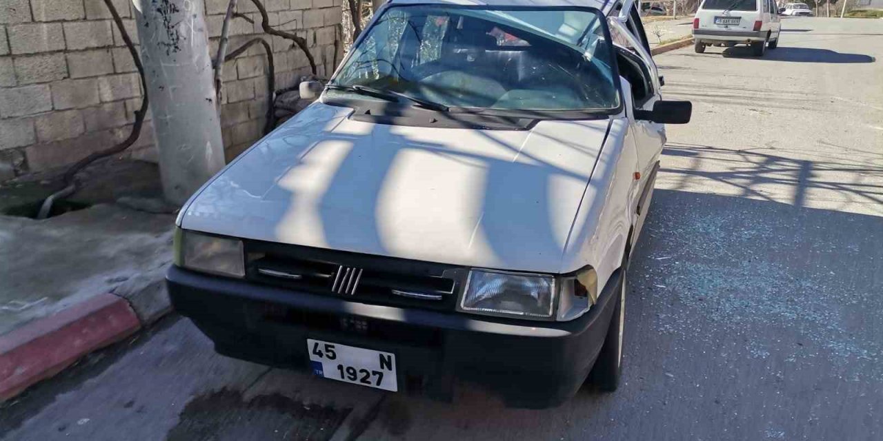 Kuvvetli rüzgar, çadırı otomobilin üzerine devirdi