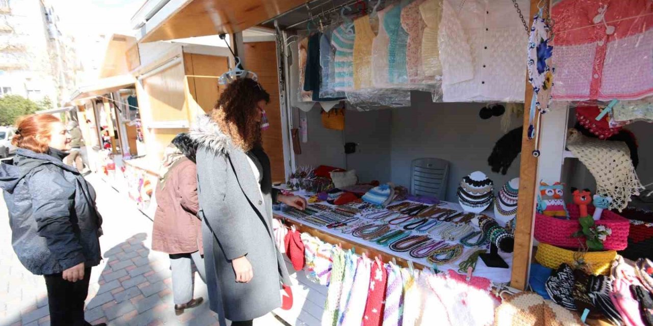 Bayraklı’da üretici kadınların stantları yenilendi