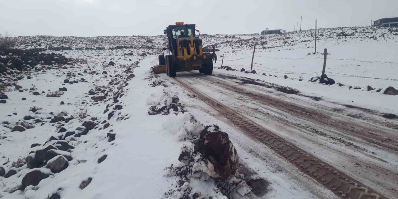 Şanlıurfa’da karla mücadele devam ediyor