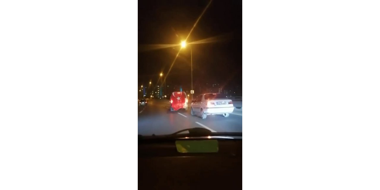 Asker konvoyunda tehlikeli hareketler sergileyen sürücüler kamerada