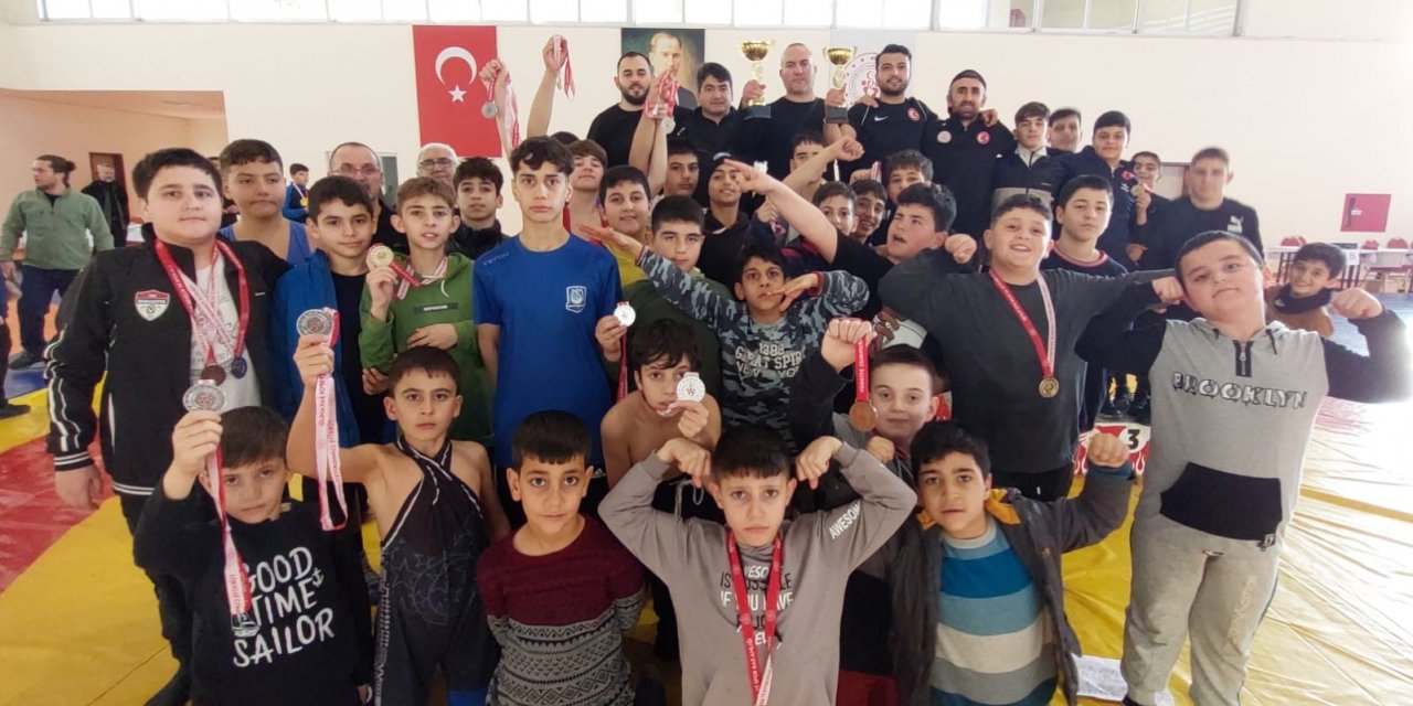 Yunusemreli güreşçilerden 3 kupa ve 23 madalya