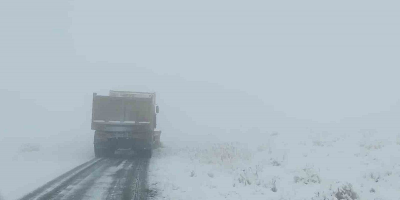 Niğde’de kar yağışı sonrası kapanan köy yolları açılıyor
