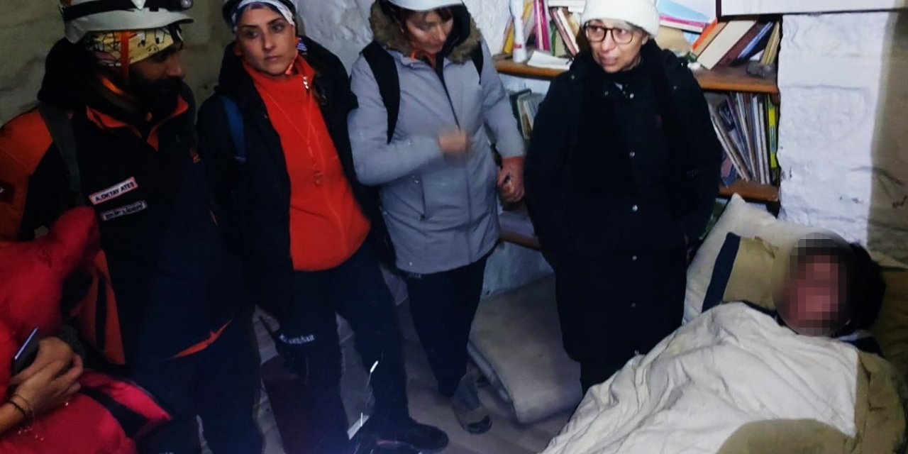 Kayıp genç alarma geçirdiği ekipler tarafından kilisede uyurken bulundu