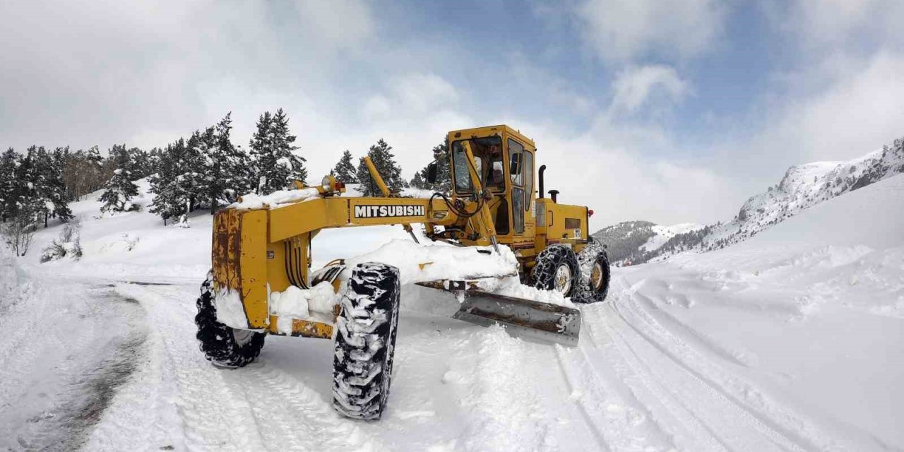 Bayburt’ta kar ve tipiden kapanan 30 köy yolu ulaşıma açıldı