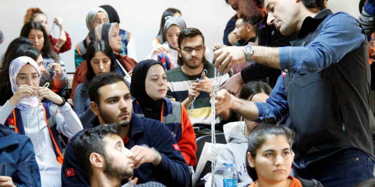 Konya NEÜ’de geleceğin paramedikleri 'Destek AFAD Gönüllüsü' oldu