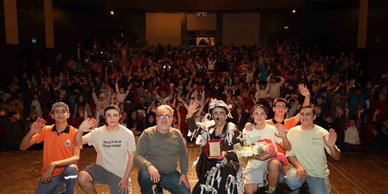 İnegöl’ün ‘Temizlik’ konulu oyunu Uşak’ta sergilendi