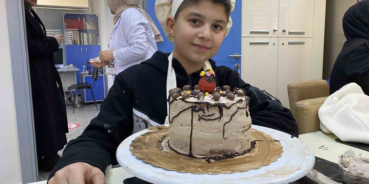 Ümraniyeli çocuklar anneleri ile pasta yaptı, doyasıya eğlendi