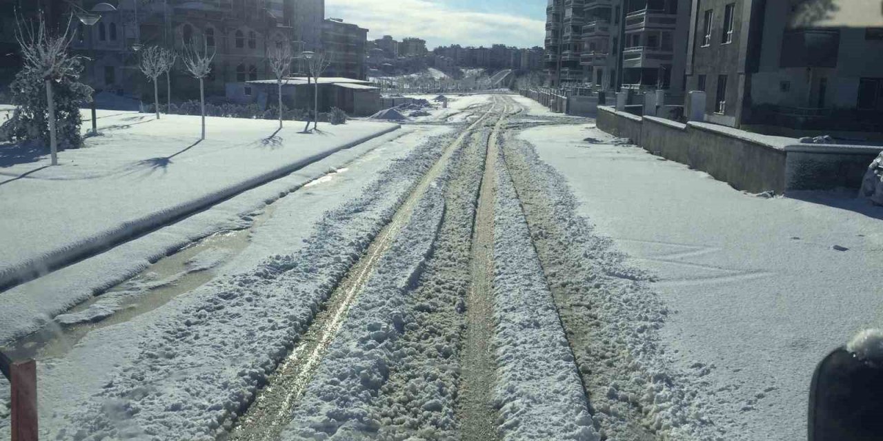 Şehitkamil’de kar mesaisi aralıksız sürüyor