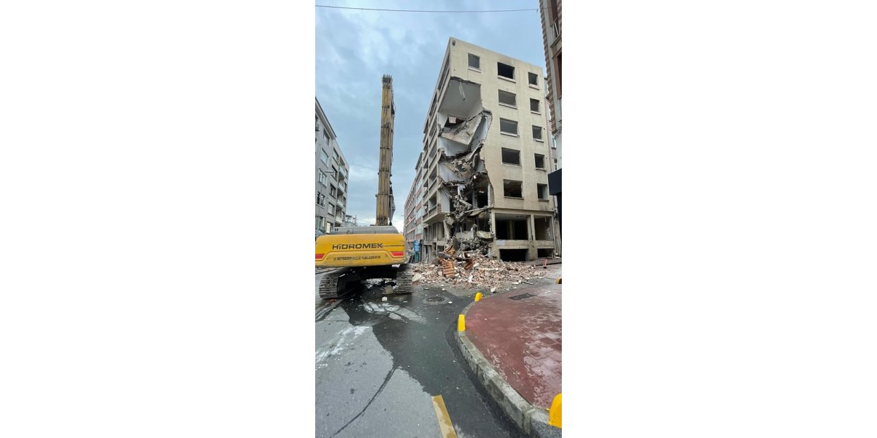 Fatih’te bina yıkımında tedbir almayan müteahhitte cezai işlem