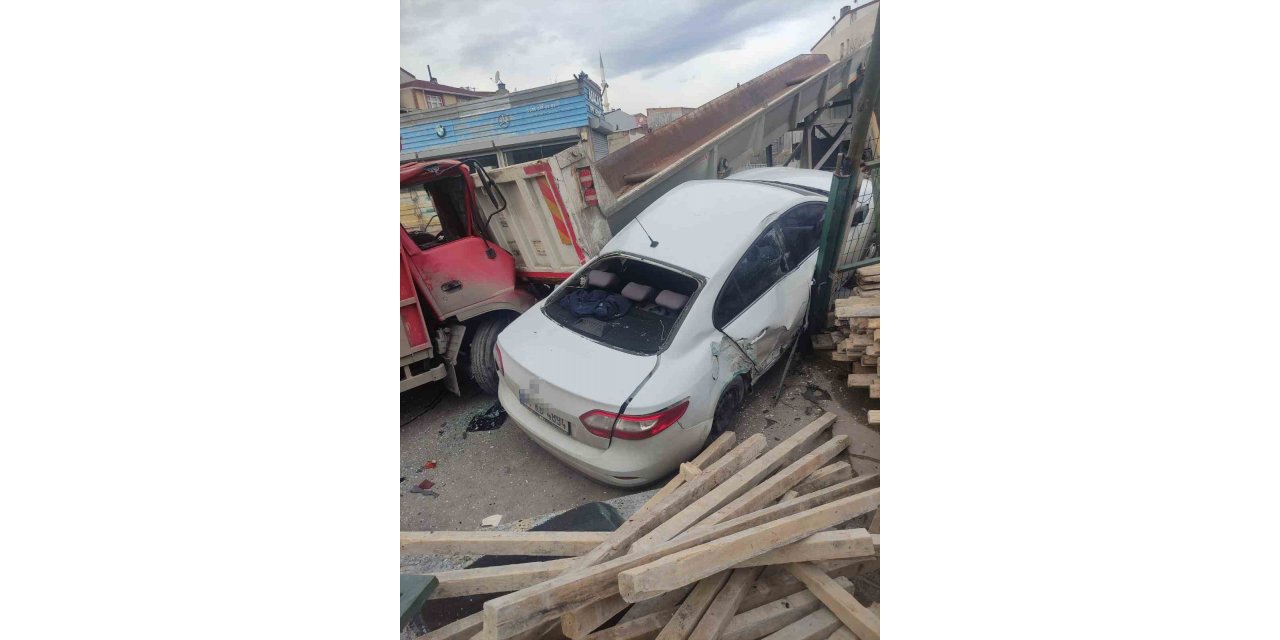 Avcılar’da freni boşalan kamyonun altında kalmaktan son anda kurtuldular