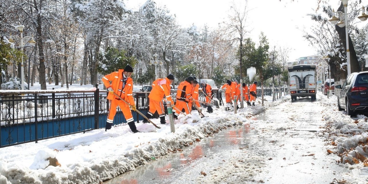 Battalgazi’de karla mücadele ekipleri iş başında