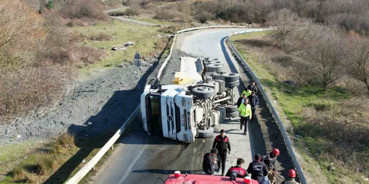 Arnavutköy’de sürücüsünün kontrolünden çıkarak devrilen hafriyat kamyonu yolu kapattı