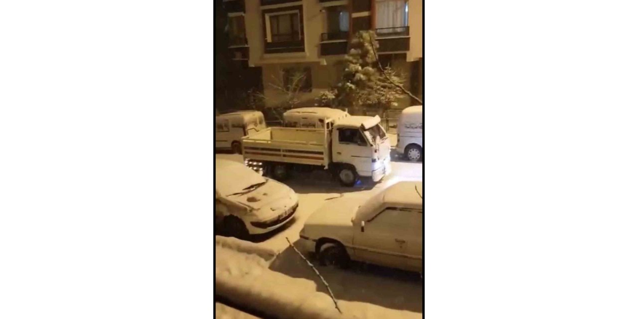 Ankara’da etkili olan kar yağışı trafikte zor anlar yaşattı
