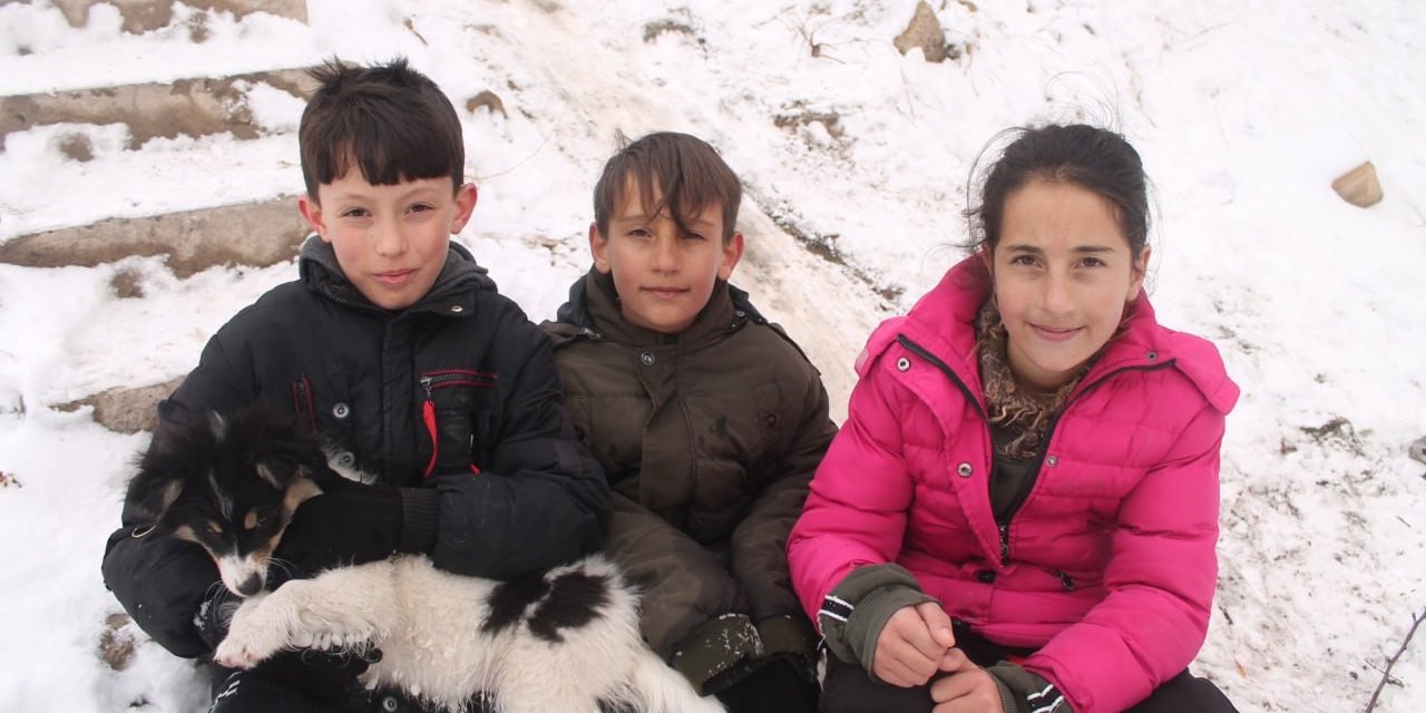 Bayburt’ta çocukların kar eğlencesi