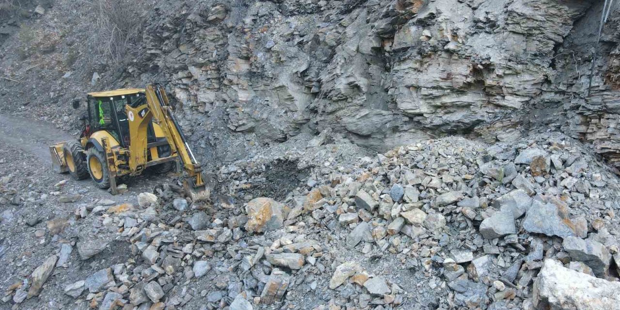 Heyelanın kapattığı yola Efeler Belediyesi ekiplerinden anında müdahale