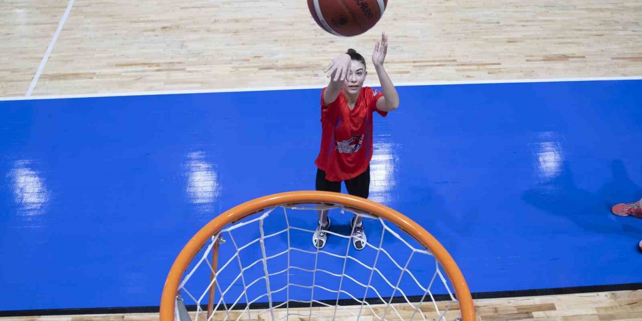 Mersin’den genç basketbolcular, gelişim kampına katıldı